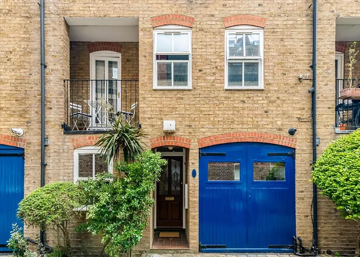 Charming 3-Bedroom London Townhouse Balcony
